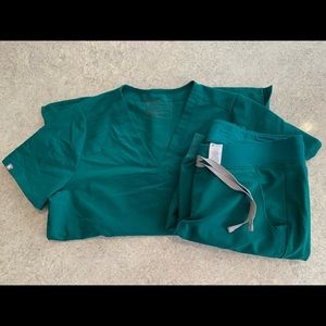 Hunter Green M Two Pocket Scrub Top and Jogger Pants